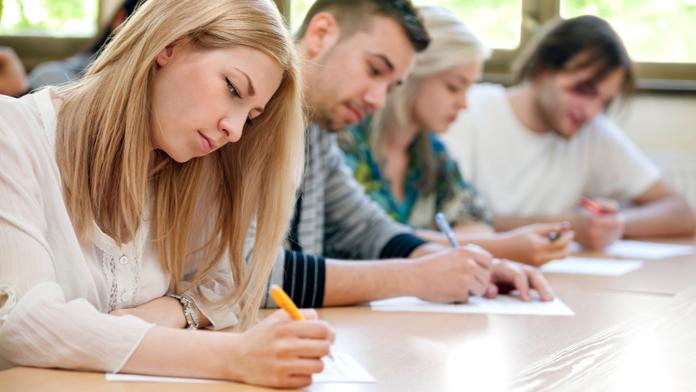 Zmírníme maturitu z matematiky, slibují někteří poslanci. Jiní zuří