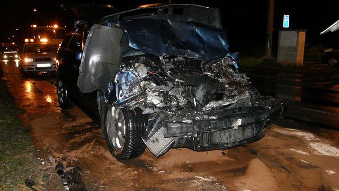 ZÁHADNÁ AUTONEHODA! Plné auto lidí a ani jeden ho prý NEŘÍDIL!