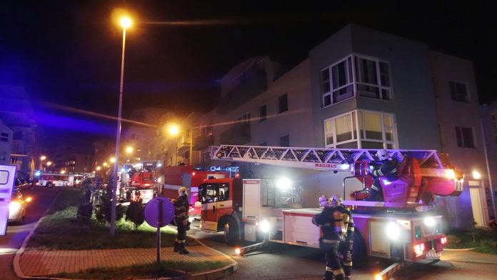 Byt v plamenech, pražští hasiči zachránili rodinu z balkonu ze žebříku
