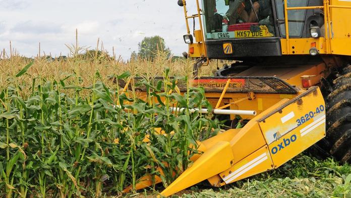 Chlapečka (4) přejela na silnici řezačka na kukuřici a zabila ho