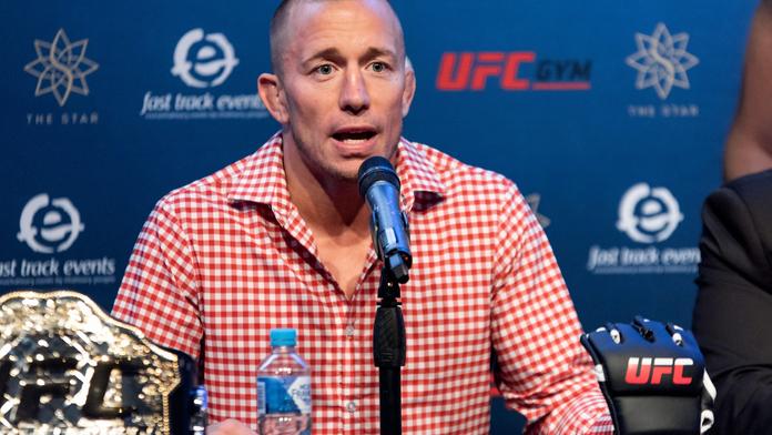 Georges St-Pierre byl uveden do UFC Síně slávy. Na ceremoniálu nebyl