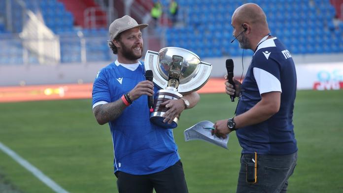 Pastrňák fandil ve Varšavě Baníku. Nyní ve VIP, na dálku ocenil fanoušky