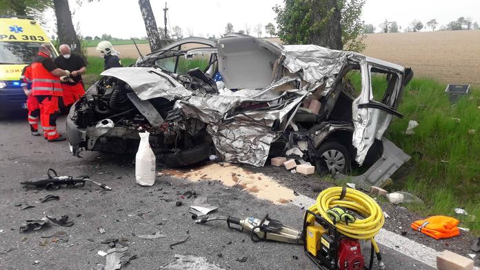 Tragédie na Pardubicku! Řidič dodávky po srážce s kamionem zemřel