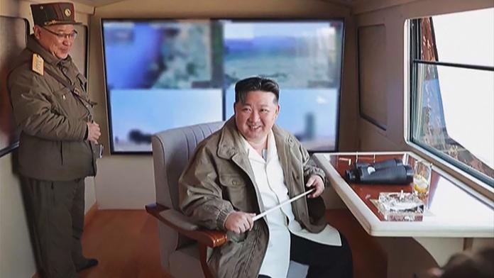 Kim Čong-un dohlíží na zkušební střelbu protiletadlového raketového systému, 20. 3. 2025