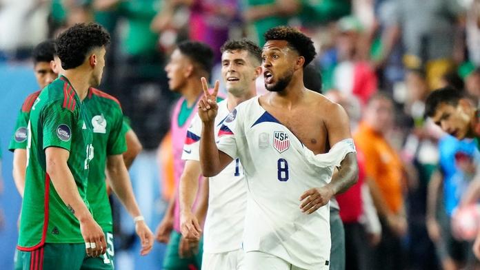 Americký fotbalista Weston McKennie s rozervaným dresem v zápase proti Mexiku