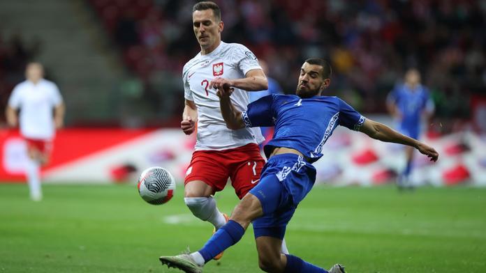 Arkadiusz Milik (vlevo) v souboji s Nichitou Motpanem z Moldavska.
