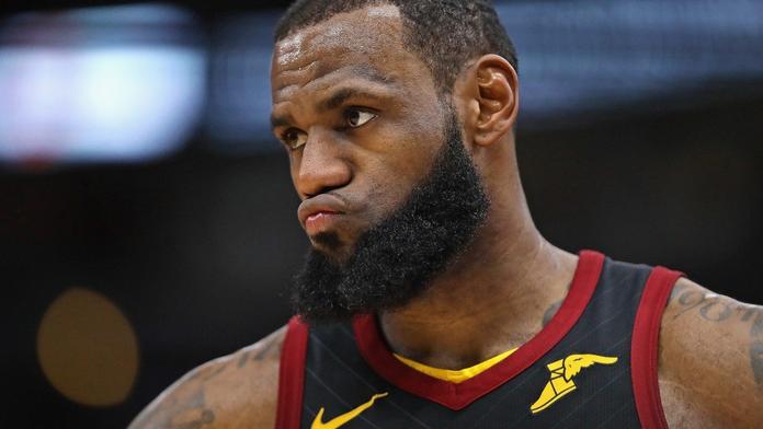 LeBronova demolice Milwaukee! 40 bodů a nakonec triple-double