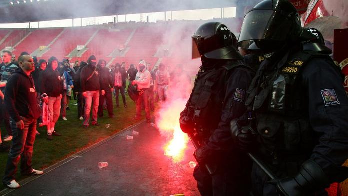 Brutální útok: Fanouškům Slavie došla trpělivost, na autobus letěla dlažební kostka