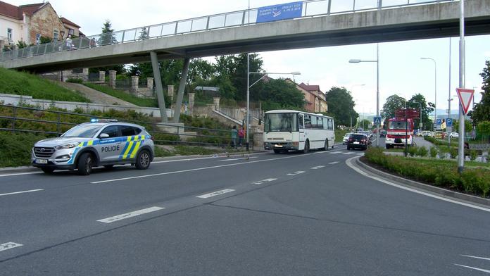 Autobus srazil u nádraží dva chodce! Jeden na místě zemřel