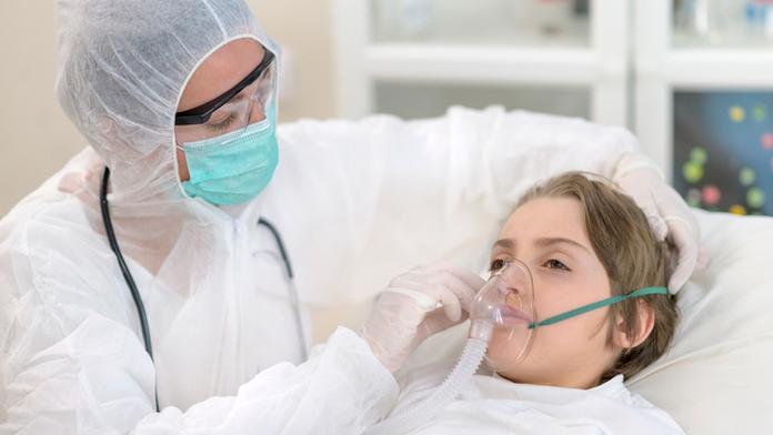 Odborníci bijí na poplach. Čínou se šíří nový virus, příznaky připomínají covid
