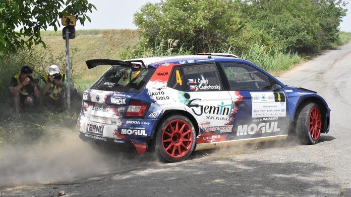 Sobotní program ovlivnily defekty, překvapivě vede Černý