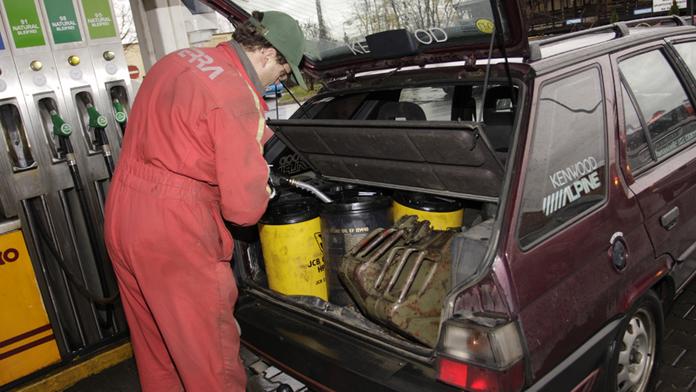 Benzín a nafta zlevňují, nejdráž je u Prahy. PŘEHLED CEN