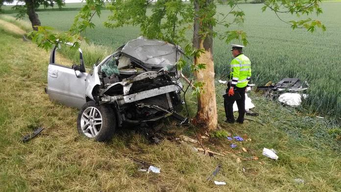 Po nárazu do stromu jeden mrtvý, jinde řidič vyvázl s vážným zraněním