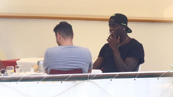 Balotelli dál padá ke dnu. Nikdo ho nechce, místo tréninku kouří