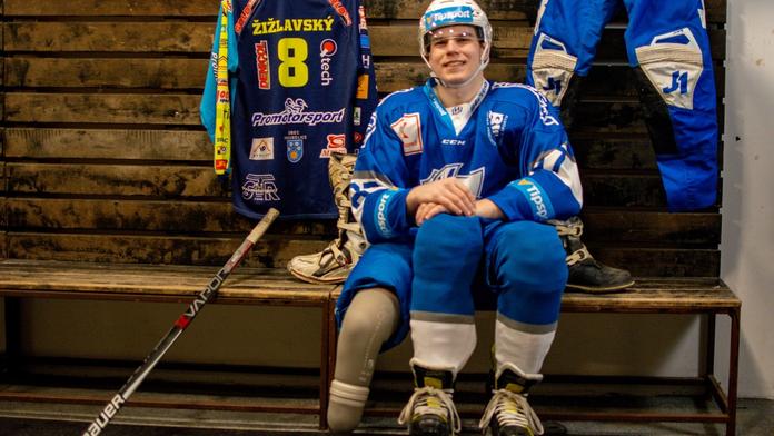 Hraje hokej i bez nohy! Mladý bojovník prohání i zdravé sportovce
