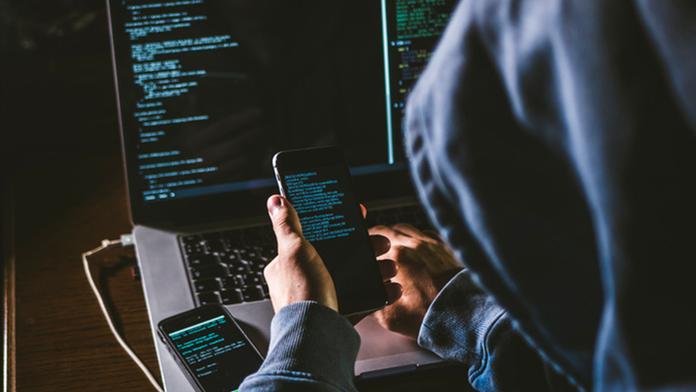 Pozor na zákeřný vir v telefonu. Nahrává zvuk a zaznamenává, kudy chodíte