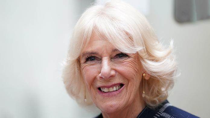 Camilla má zdědit prokletou korunu! Tajuplná legenda nahání strach