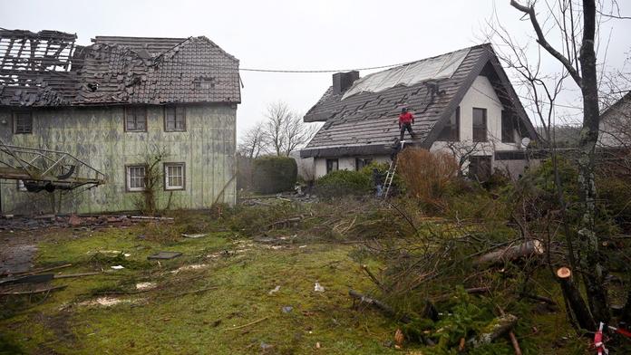 Tornádo v Anglii ničilo domy a auta! Úřady varují před povodněmi