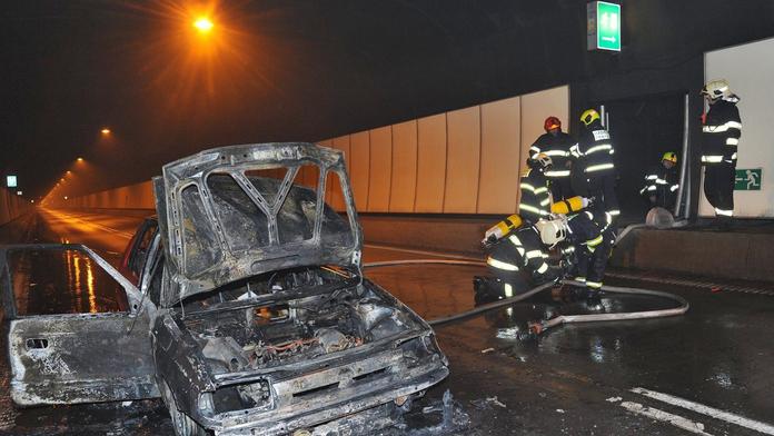 Ve Strahovském tunelu hořelo auto. Matku a dítě odvezla policie