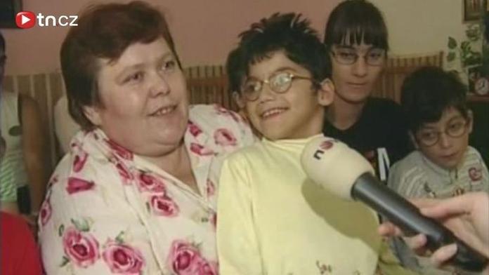 Pěstouni dostali za péči o děti medaili. Teď jsou ve vězení za týrání