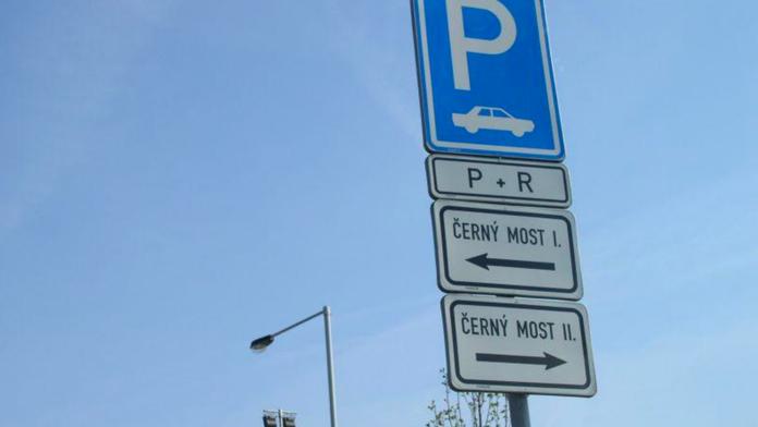 Necháváte auto na P+R parkovišti? Pozor, můžou vám ho odtáhnout!