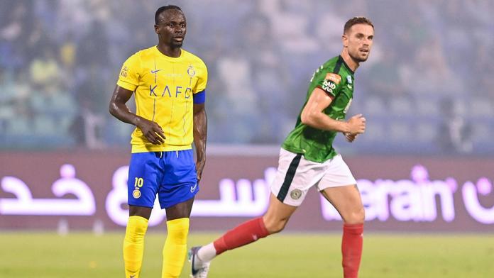 Sadio Mané (vlevo) a Jordan Henderson v saúdskoarabské lize