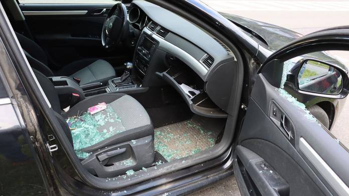 Zloději rozmlátí auto i kvůli prkotinám. V Brně je zlákal pouhý balíček bonbonů