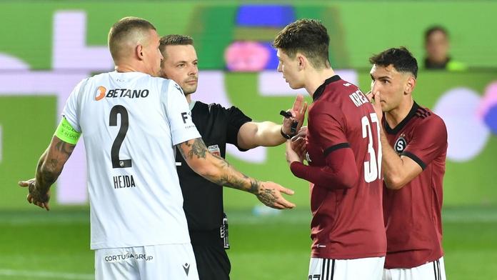 Rozhodčí po 30 kolech: Nejčastěji sudí pomohli Plzni, nejvíce trpěla Sparta