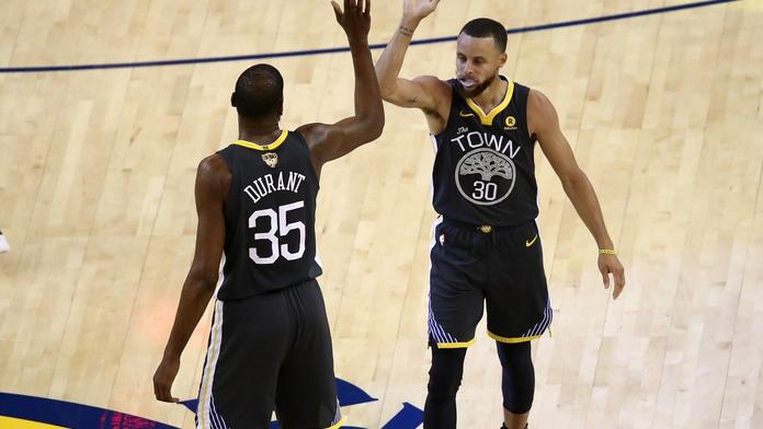 Curry srazil LeBrona na kolena! Golden State vedou sérii už 2:0