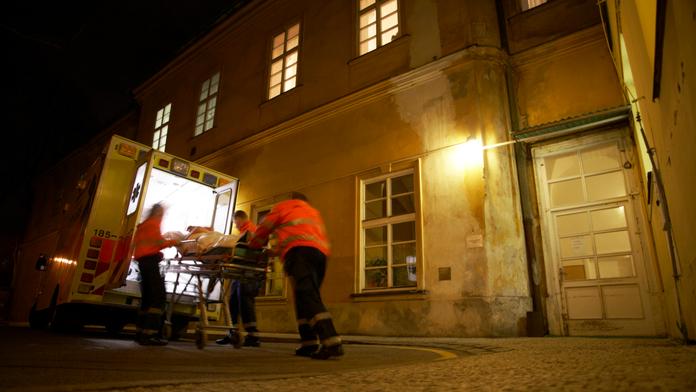 Otřesné! Otec zabodl synovi do břicha porcovací vidličku!