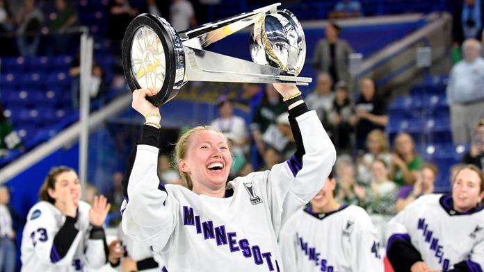 Grace Zumwinkleová z Minnesoty zvedla nad hlavu trofej pro vítězky ligy