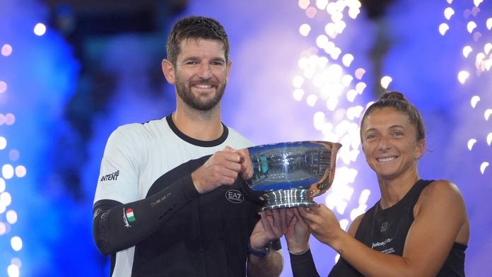 Andrea Vavassori a Sara Erraniová s trofejí pro vítěze smíšené čtyřhry na US Open