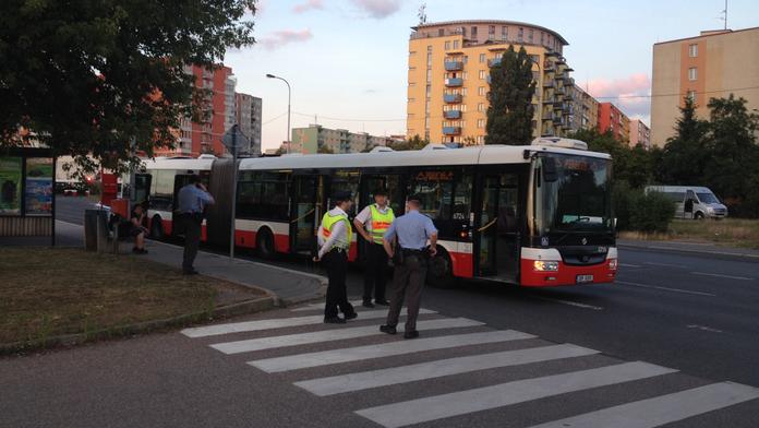 Cestující kouřil v MHD. Když ho řidič napomenul, dal mu ránu pěstí