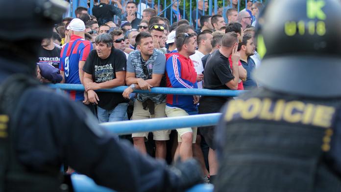 Fanoušci Hajduku v centru Liberce světlicí zapálili dům