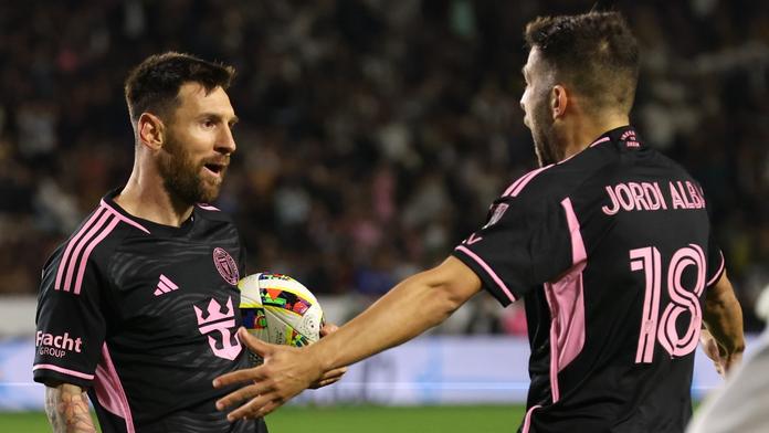 Lionel Messi a Jordi Alba slaví gól Interu Miami proti LA Galaxy