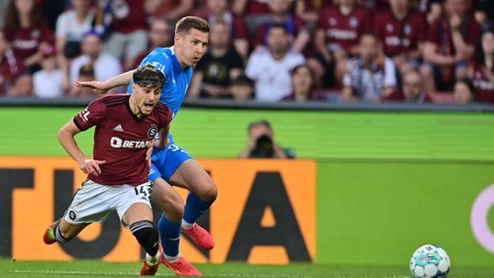 Sparta pouze remizovala a Slavia míří do čela tabulky. Preciado byl opět vyloučen