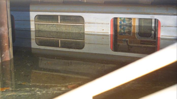 Zatopená souprava ve stanici metra Florenc v Praze (10. 9. 2002)