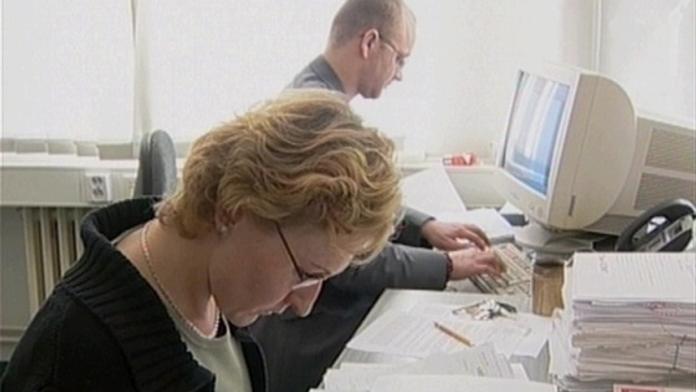 Vláda projedná snížení počtu státních zaměstnanců