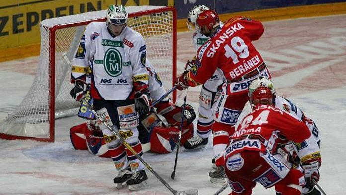 ON-LINE: V bitvě o hokejový trůn Slavia porazila Pardubice 2:0