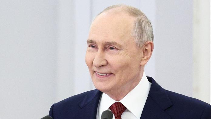 Putin se nečekaně objevil v davu lidí. Prozradil o Rusku víc, než by chtěl