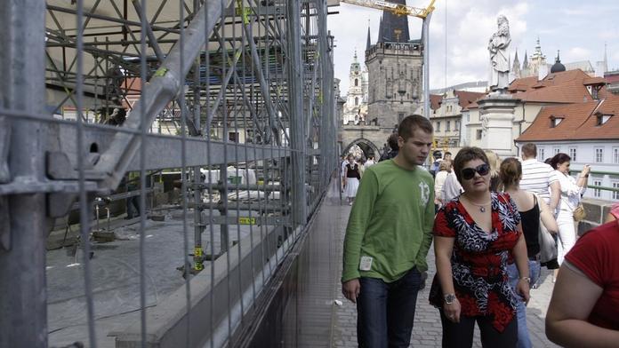 Karlův most si na dokončení oprav ještě počká