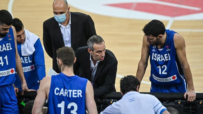 Izrael čelil raketovému útoku. Schovat se museli i basketbalisté při hře