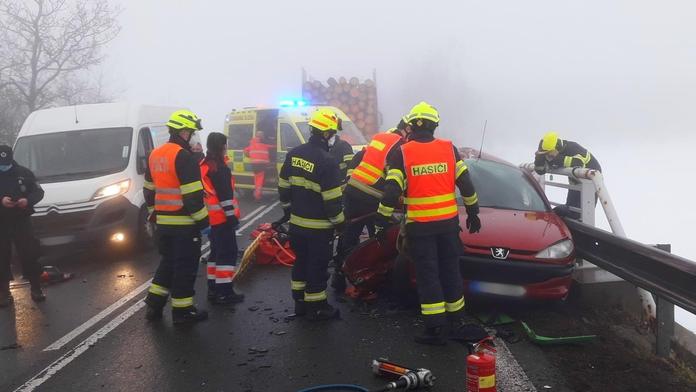 Vážná nehoda u Plzně: Pro těžce zraněné dítě (4) spěchal vrtulník!