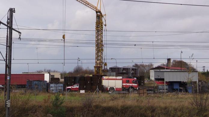 Temný podzim na kraji Prahy: Muž se oběsil na jeřábu, další u kurtů!