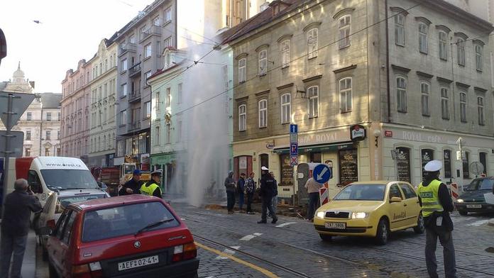 OBRAZEM: Vodotrysk v centru Prahy, dělníci překopli hydrant