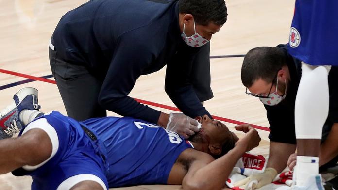 VIDEO: Moře krve a osm štychů! Hvězda Clippers dohrála po ráně loktem!