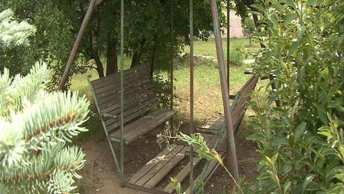 Chlapec se uškrtil na rozbité houpačce