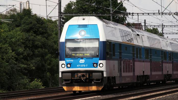 Srážky s vlakem: Jeden muž vyvázl s odřeninami, druhého odvezl vrtulník