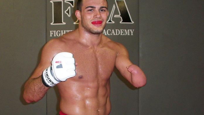 Jednoruký MMA zápasník je jen krůček od UFC! Dokáže to?