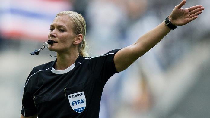 Přepište dějiny: Fotbalové utkání Bundesligy pískala žena!